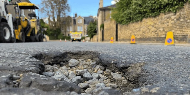 Phát minh có thể làm rung chuyển ngành xây dựng: Nhựa đường thêm ‘chất phụ gia’ cứng hơn thép 200 lần, giải quyết gọn ổ gà, nứt gãy